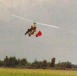 Wiatrakowiec Averso Aviation AX-02 ”Guepard” w locie. VII Stalowowolski Zlot Amatorskich Konstrukcji w Turbii 2001 r. (Źródło: Przegląd Lotniczy Aviation Revue nr 10/2001).