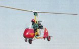 Wiatrakowiec AX-02 ”Guepard” w locie. (Źródło: Koziarczuk L. ”Wiatrakowce i helikoptery 1944-2002”).