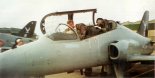 Gen. dyw. Jerzy Gotowała w kabinie samolotu "Hawk" T.1A w oczekiwaniu na zezwolenie na uruchomienia silnika. Wielka Brytania, 21.11.1992 r. (Źródło: Lotnictwo Aviation International nr 4/1992).