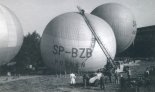 Naprawa zaworu balonu SP-BZB ”Poznań II” w 1960 r. (Źródło: Bernard Koszewski via Aeroplan nr 4/2006).