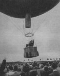 Kilka minut po starcie balonu, który skierował się w stronę Wisły. W koszu pilot Walenty Nowacki z podniesioną ręką. Za nim pilot Zdzisław Dudzik. 26.05.1957 r. (Źródło: Skrzydlata Polska nr 23/1957).