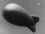 Balon obserwacyjny przystosowany do szkolenia skoczków spadochronowych, widok od dołu. Kadr z filmu ”Czerwone berety”.  (Źródło: film  ”Czerwone berety”, 1962 r.).