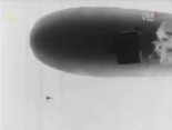 Balon obserwacyjny przystosowany do szkolenia skoczków spadochronowych, po skoku z kosza balonu. Kadr z filmu ”Czerwone berety”.  (Źródło: film  ”Czerwone berety”, 1962 r.).