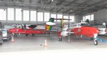 Samoloty kontrolno- pomiarowe Polskiej Agencji Żeglugi Powietrznej: z lewej Let L-410 ”Turbolet”, z prawej- Beechcraft ”King Air 350”. (Źródło: Copyright Paweł Witeska).