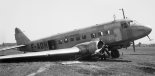 Samolot pasażerski w wersji Bloch MB-221 uszkodzony podczas lądowania na lotnisku Dübendorf (Szwajcaria). (Źródło: www.airhistory.net).