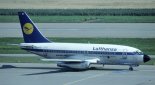 Samolot pasażerski Boeing 737-100 linii lotniczych Lufthansa na lotnisku w Zurychu, sierpień 1981 r. (Źródło: Eduard Marmet via Wikimedia Commons).