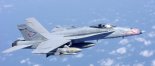 Samolot myśliwski Boeing F/A-18 "Hornet" w locie. (Źródło: U.S. Navy).