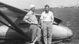 Pilot Piotr Mynarski oraz inżynier Wacław Czerwiński przy szybowcu wyczynowym CW-5 na lotnisku, 1933 r. (Źródło: archiwum).