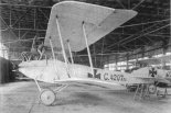 Samolot DFW C-II nr 42.07/15 w hangarze. (Źródło: Herris Jack ”DFW of WWI: A Centennial Perspective on Great War Airplanes”).