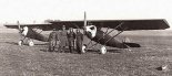 Samoloty DKD-III (z lewej) i DKD-IV (z prawej). Pierwszy z lewej stoi Stanisław Działowski, pierwszy z prawej Mieczysław Działowski. (Źródło: forum.odkrywca.pl).