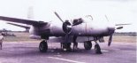 Pierwszy z dwóch samolotów Douglas B-26R (N12756) zakupionych dla Biafran Air Force. Dostarczony 29.06.1967 r. Pilotem w locie dostawczym był Jan Zumbach, widoczny na lewej skrajnej stronie zdjęcia. (Źródło: archiwum Jan Zumbach).