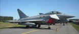 Samolot myśliwski wielozadaniowy Eurofighter "Typhoon" Royal Air Force prezentuje się na wystawie statycznej w Radomiu podczas Air Show 2009. (Źródło: Bartek Kozłowiec via "Wikimedia Commons").