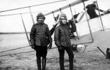 Wiktor Dybowski (z lewej) przy samolocie Farman HF-XVI. (Źródło: archiwum).