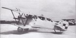 Czwórka samolotów myśliwskich FIAT CR-20 w locie dostawczym do Polski (zdjęcie wykonano na lotnisku Wien- Aspern). (Źródło: Morgała A. ”Samoloty wojskowe w Polsce 1924-1939”).