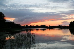 Zachód słońca nad jeziorem